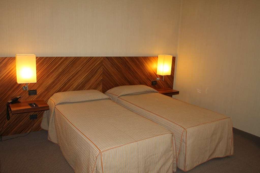 Mh Hotel Piacenza Fiera Room photo